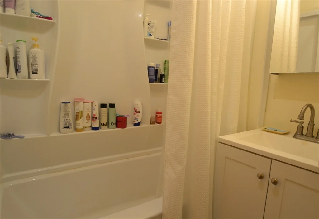 3 bed, 1 bath apartment for rent at 3270 Washington St Unit 1, Jamaica Plain — photo 3 of 9