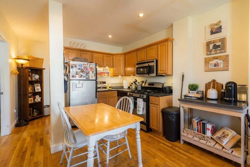 1 bed, 1 bath apartment for rent at 328 Beacon St Unit 1F, Spring Hill — photo 2 of 10