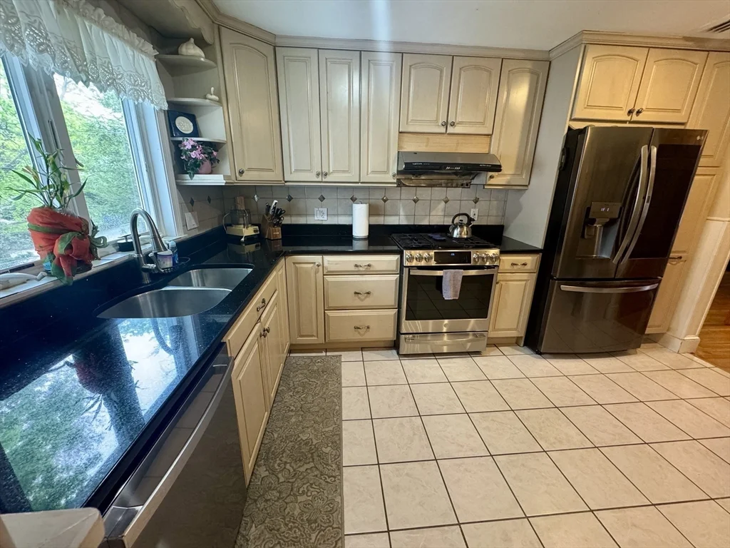 2 bed, 1 bath apartment for rent at 328 Blue Hill Ave Unit SF, Milton — photo 4 of 25