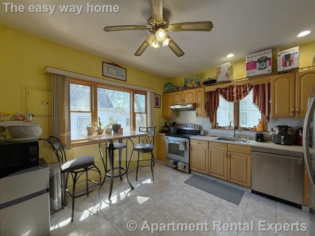 4 bed, 2 bath apartment for rent at 328 Washington St Unit 2, Union Square — photo 1 of 15