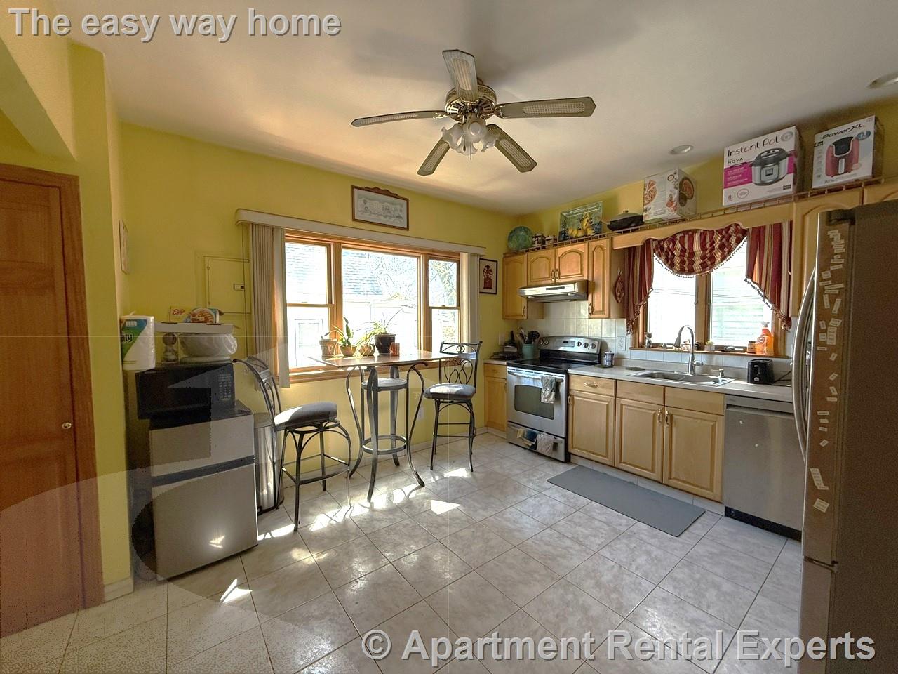 4 bed, 2 bath apartment for rent at 328 Washington St Unit 2, Union Square — photo 3 of 15