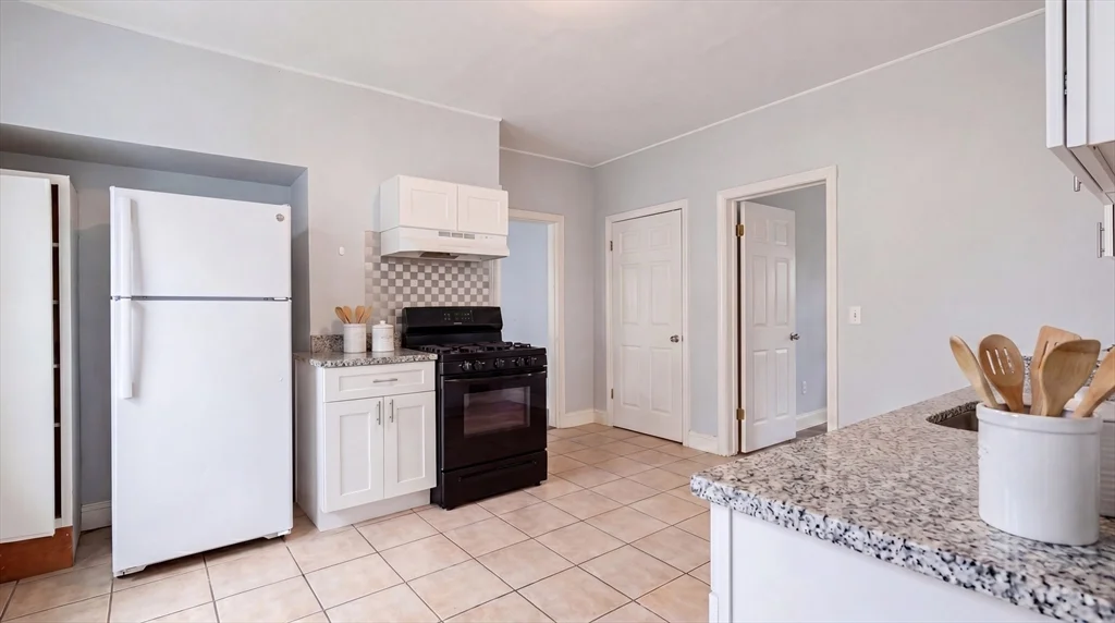 3 bed, 1 bath apartment for rent at 33 1/2 Barclay Unit 3, Worcester — photo 2 of 13