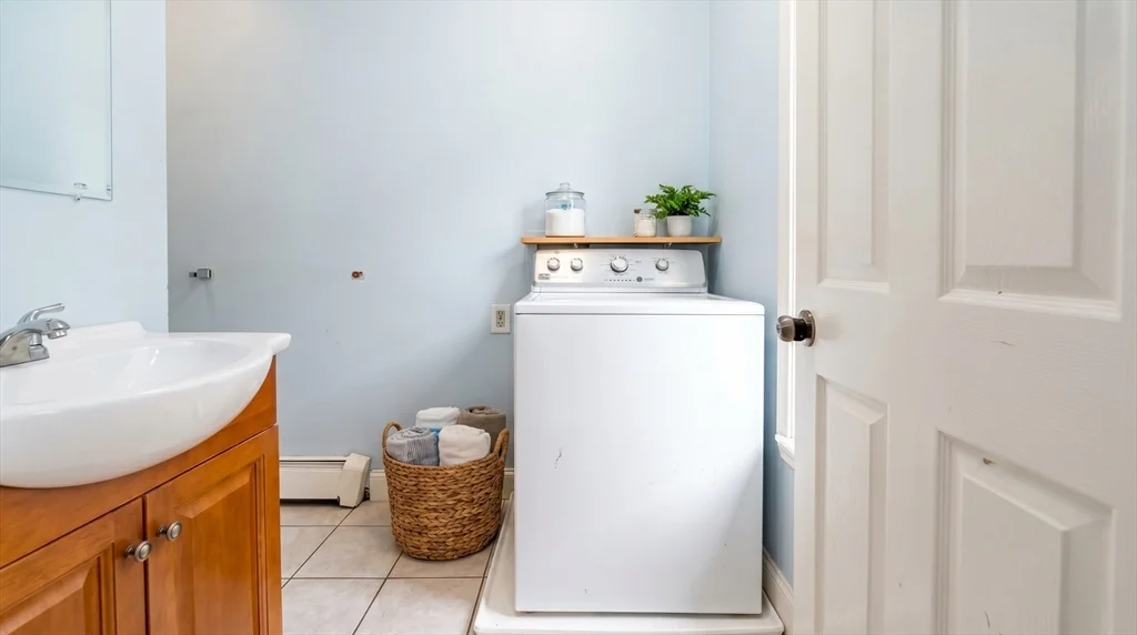 3 bed, 1 bath apartment for rent at 33 1/2 Barclay Unit 3, Worcester — photo 4 of 13