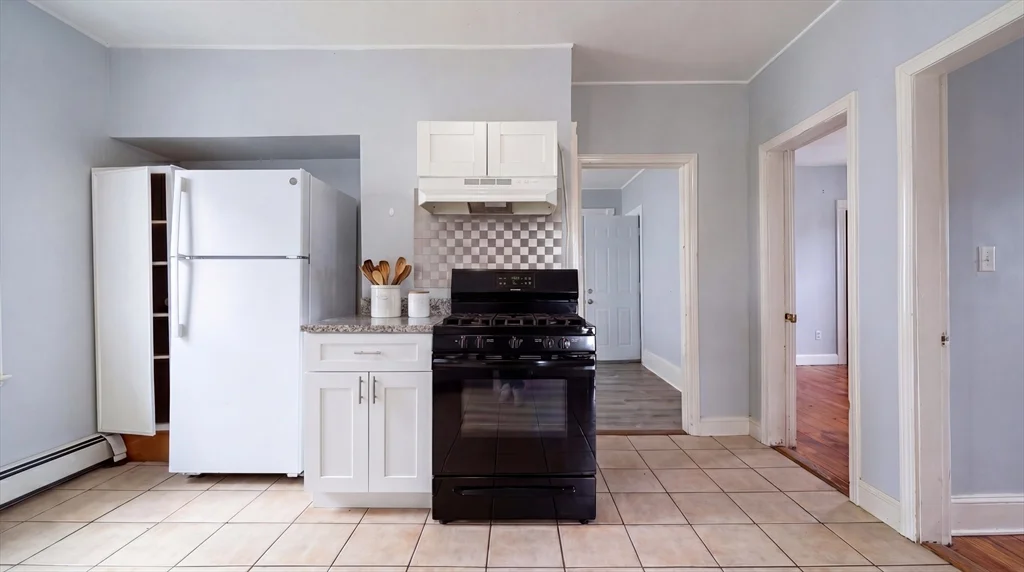3 bed, 1 bath apartment for rent at 33 1/2 Barclay Unit 3, Worcester — photo 10 of 13
