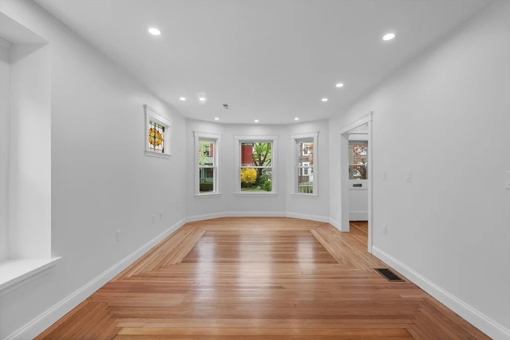 4 bed, 2 bath apartment for rent at 33-35 Farragut Ave Unit 33, Medford — photo 4 of 28