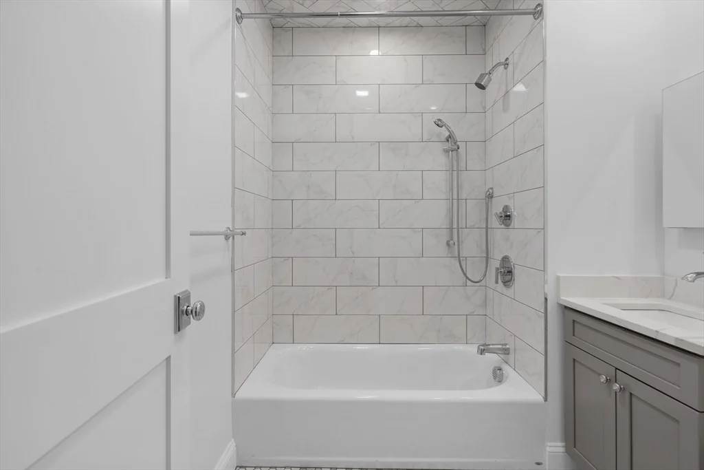 4 bed, 2 bath apartment for rent at 33-35 Farragut Ave Unit 33, Medford — photo 11 of 28