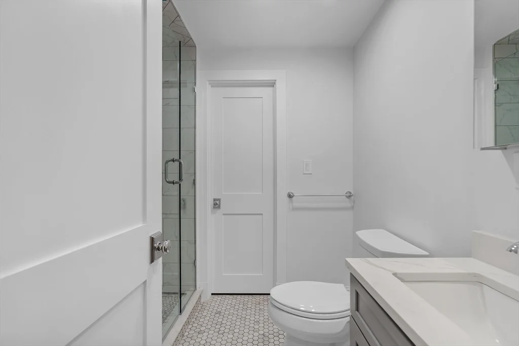 4 bed, 2 bath apartment for rent at 33-35 Farragut Ave Unit 33, Medford — photo 21 of 28