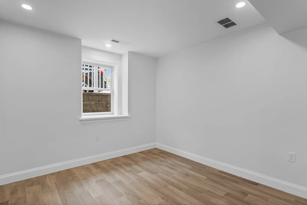 4 bed, 2 bath apartment for rent at 33-35 Farragut Ave Unit 33, Medford — photo 25 of 28