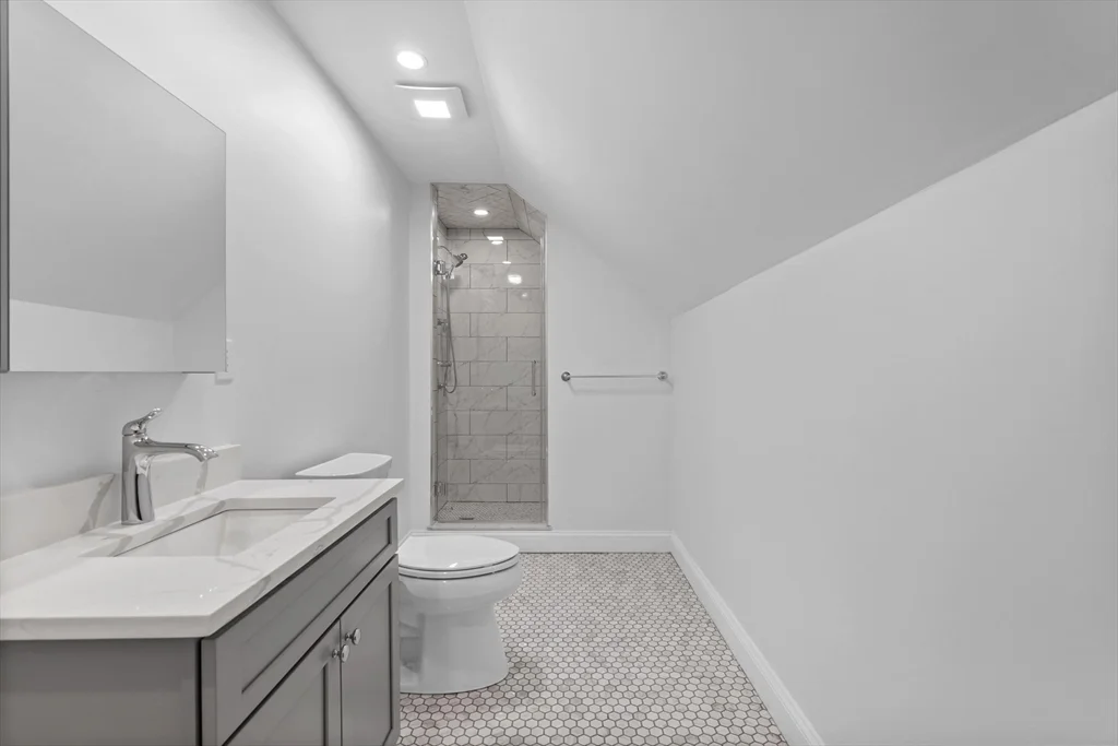 4 bed, 2 bath apartment for rent at 33-35 Farragut Ave Unit 35, Medford — photo 27 of 28