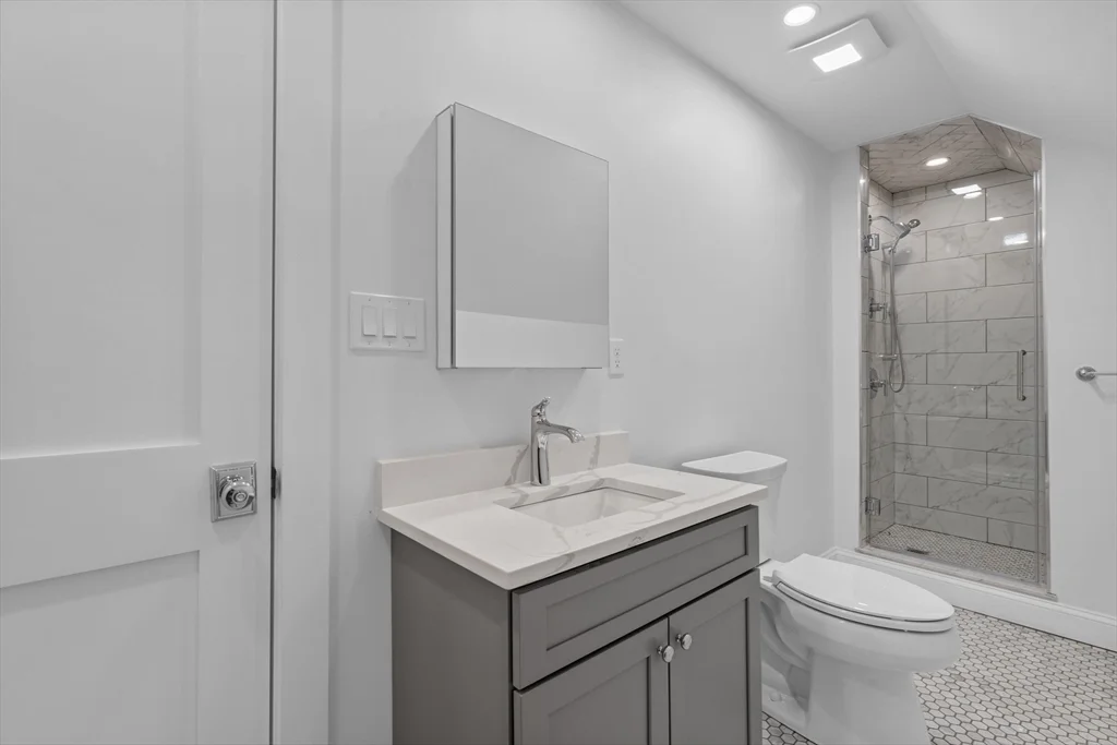 4 bed, 2 bath apartment for rent at 33-35 Farragut Ave Unit 35, Medford — photo 28 of 28