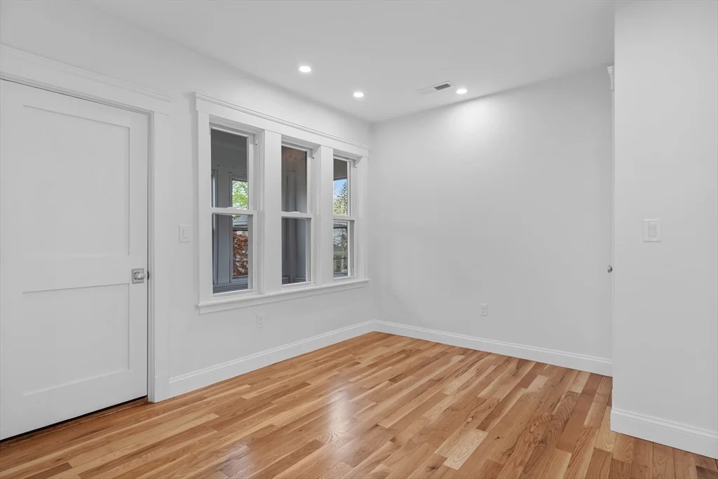 4 bed, 2 bath apartment for rent at 33-35 Farragut Ave Unit 35, Medford — photo 13 of 28