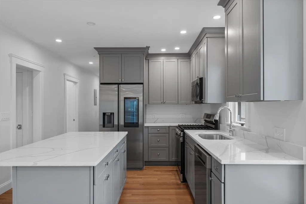 4 bed, 2 bath apartment for rent at 33-35 Farragut Ave Unit 35, Medford — photo 5 of 28