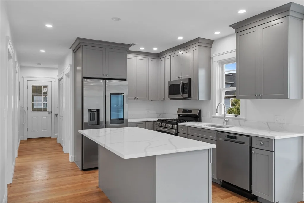 4 bed, 2 bath apartment for rent at 33-35 Farragut Ave Unit 35, Medford — photo 4 of 28