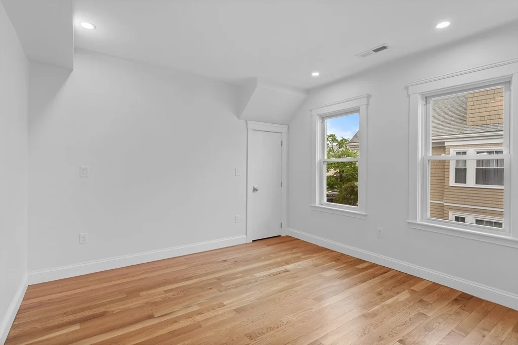 4 bed, 2 bath apartment for rent at 33-35 Farragut Ave Unit 35, Medford — photo 14 of 28