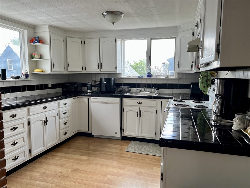 4 bed, 1 bath apartment for rent at 33-35 Rogers Ave Unit 2, Somerville — photo 2 of 24