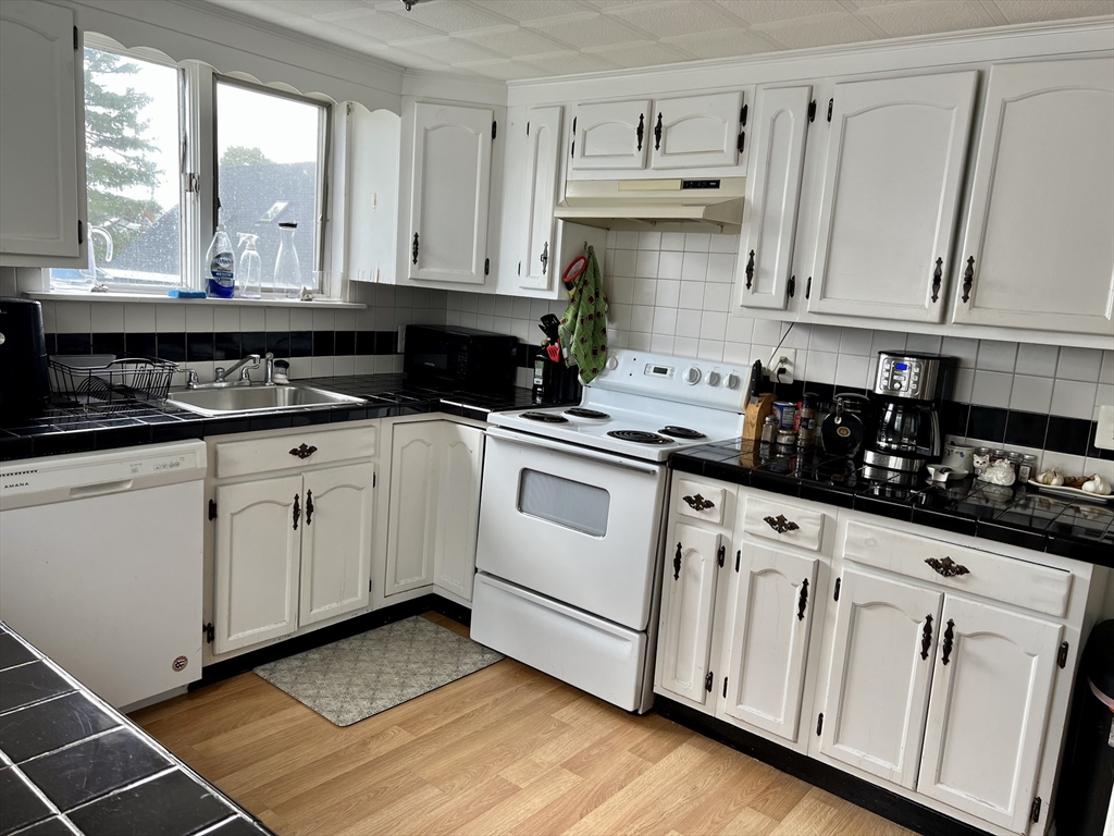 4 bed, 1 bath apartment for rent at 33-35 Rogers Ave Unit 2, Somerville — photo 3 of 24