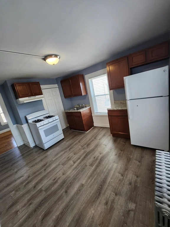 2 bed, 1 bath apartment for rent at 33-35 Upham St Unit 2, Glenwood — photo 4 of 19