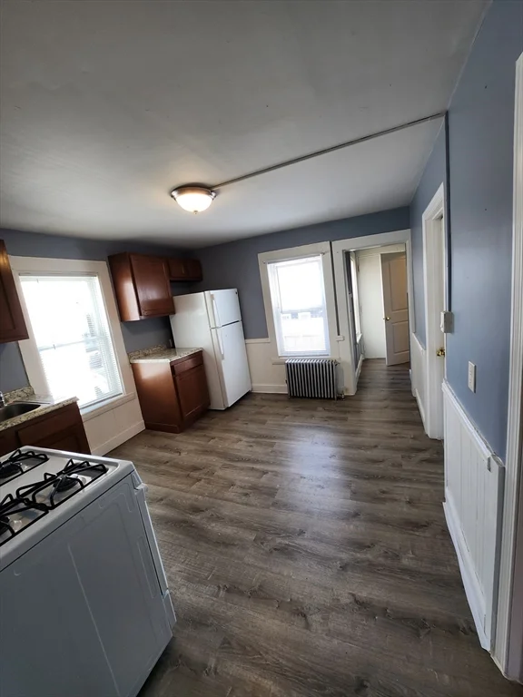 2 bed, 1 bath apartment for rent at 33-35 Upham St Unit 2, Glenwood — photo 3 of 19