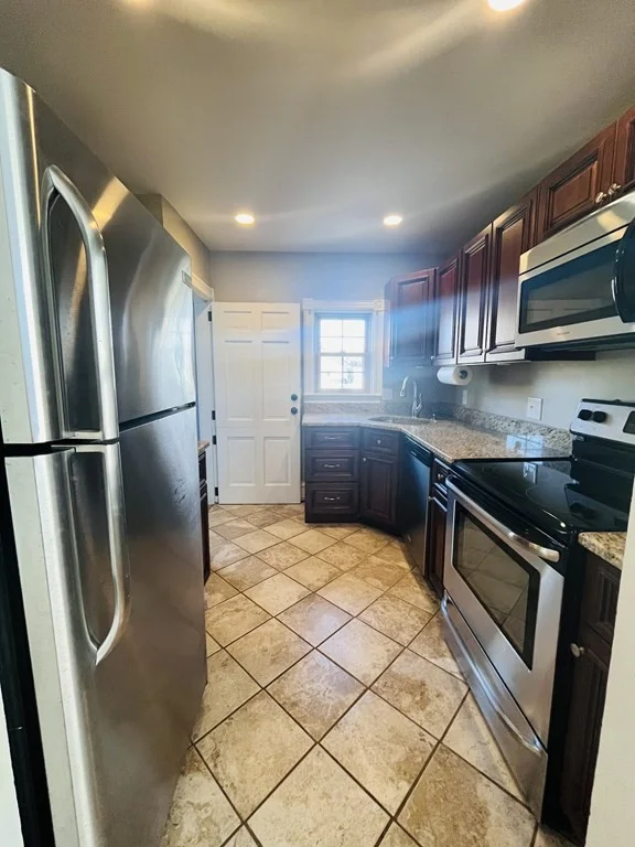 4 bed, 1 bath apartment for rent at 33 Ash St Unit 2, North Attleboro — photo 7 of 20