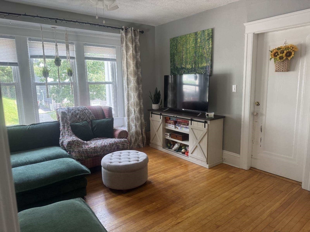 5 bed, 2 bath apartment for rent at 33 Barnes Ave Unit 2, Worcester — photo 3 of 14