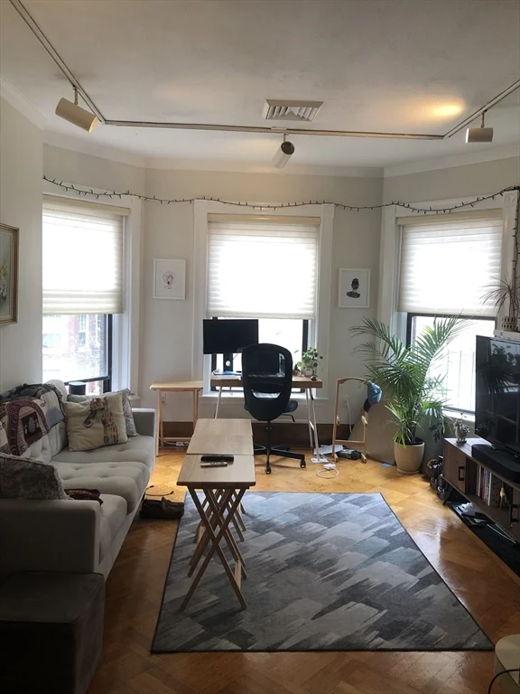 1 bed, 1 bath apartment for rent at 33 Bay State Rd Unit 4F, Fenway