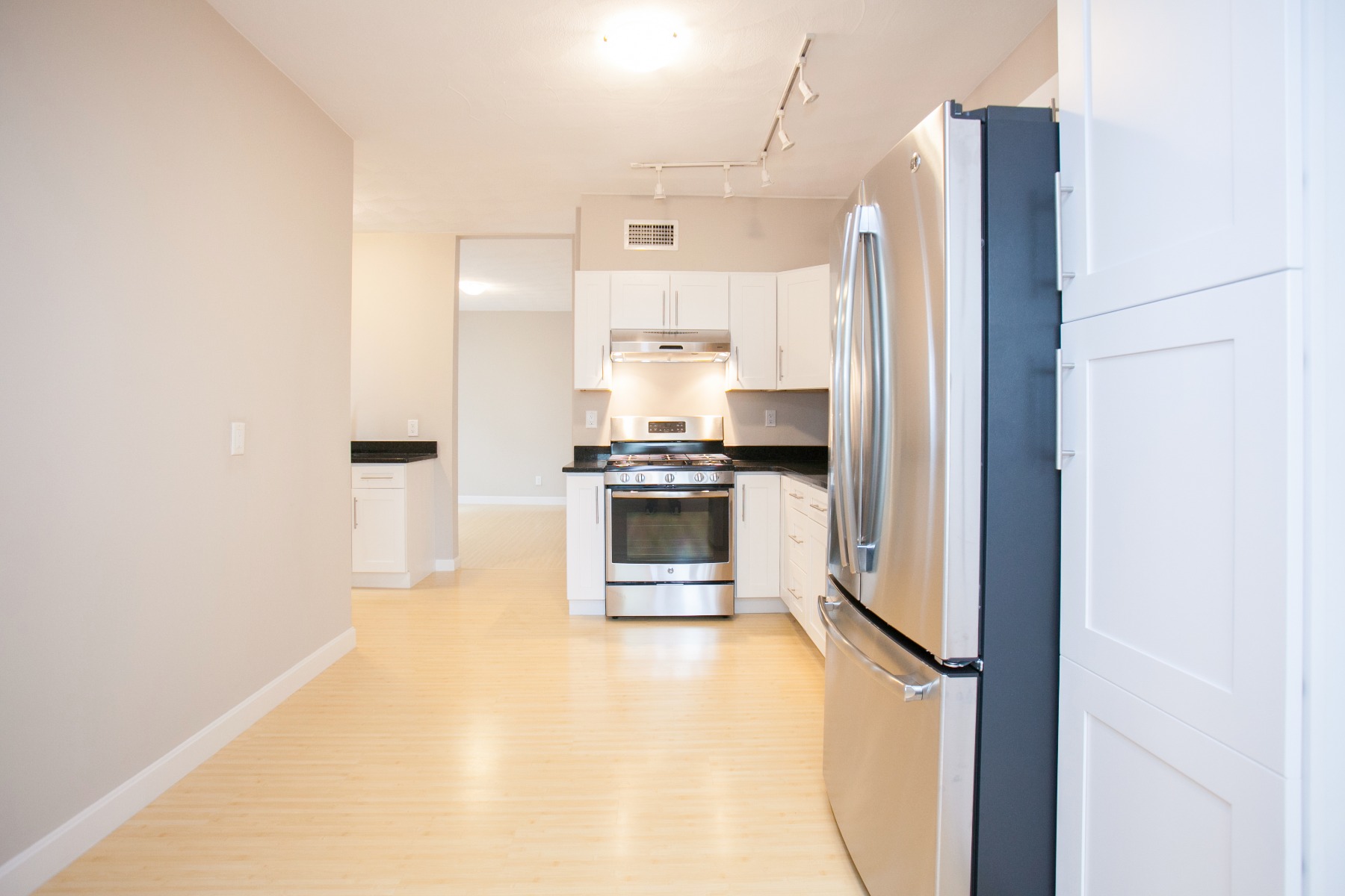 3 bed, 1 bath apartment for rent at 33 Bromfield Rd Unit 1, Tufts — photo 3 of 13
