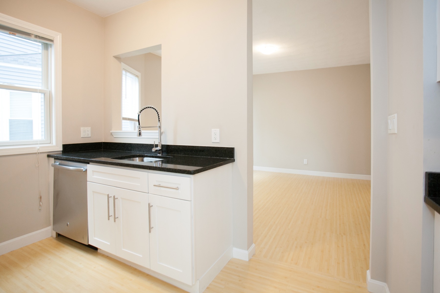 3 bed, 1 bath apartment for rent at 33 Bromfield Rd Unit 1, Tufts — photo 4 of 13