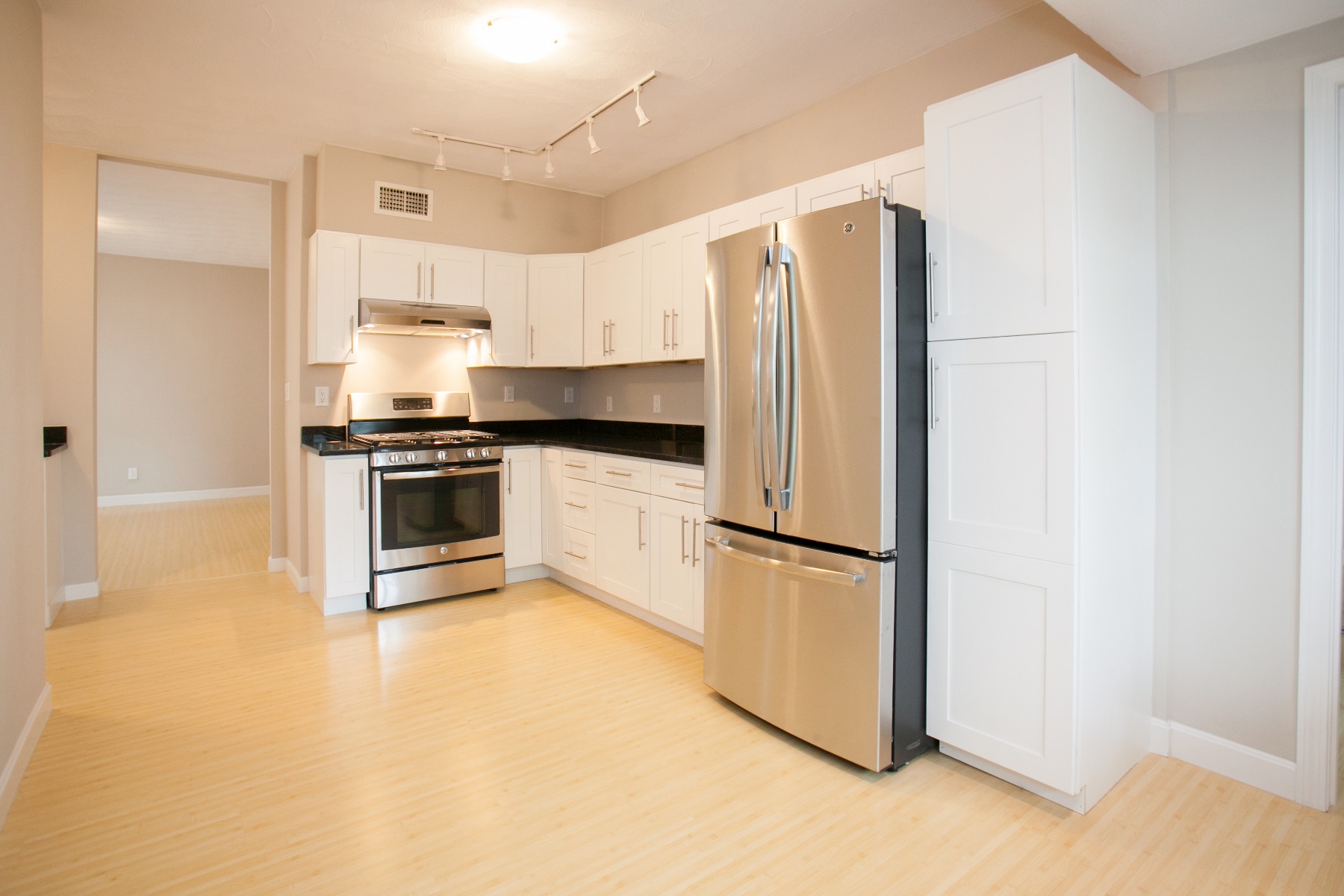 3 bed, 1 bath apartment for rent at 33 Bromfield Rd Unit 1, Tufts — photo 2 of 13