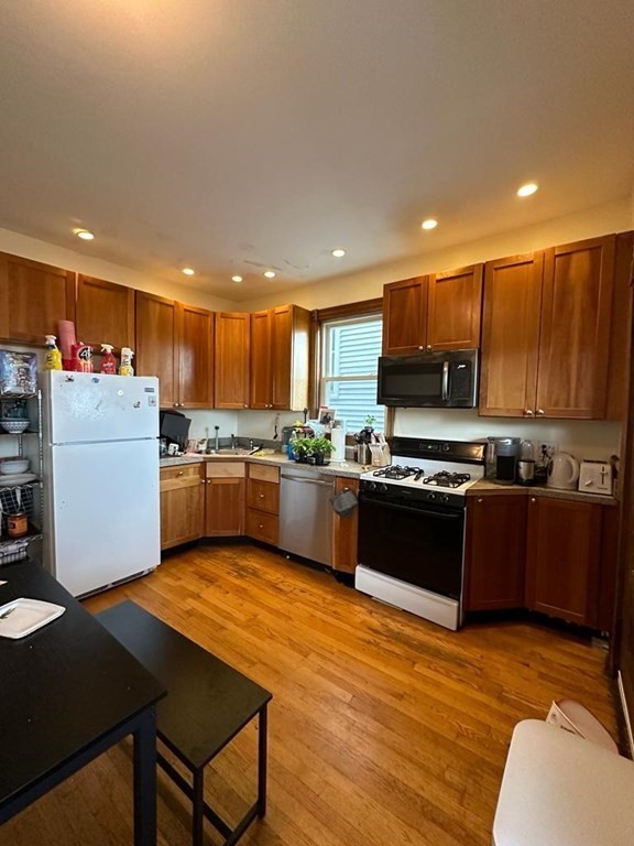 4 bed, 2 bath apartment for rent at 33 Calumet St Unit 2, Mission Hill