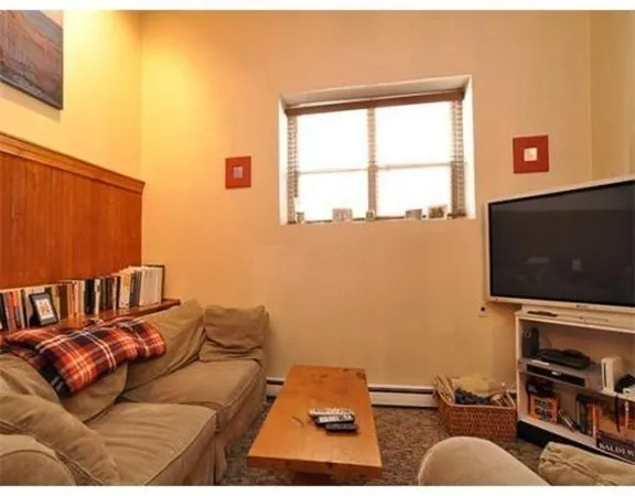1 bed, 1 bath apartment for rent at 33 Charter St Unit 1, North End — photo 1 of 15