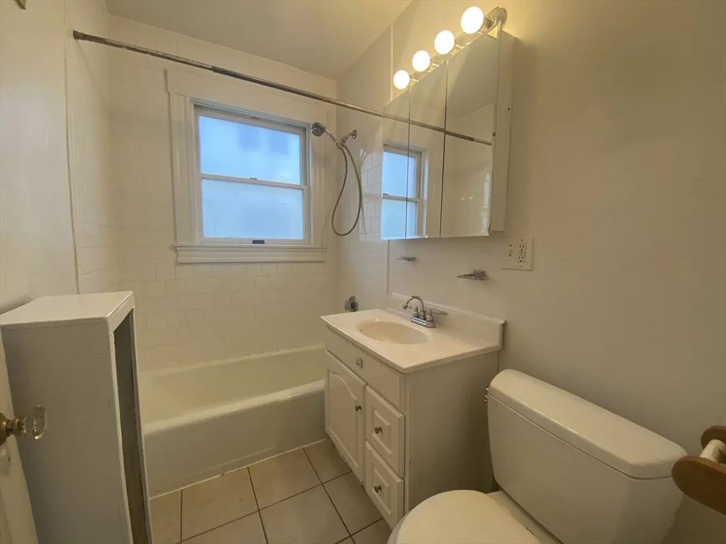 3 bed, 1 bath apartment for rent at 33 Claymoss Rd Unit 1, Brighton — photo 5 of 10