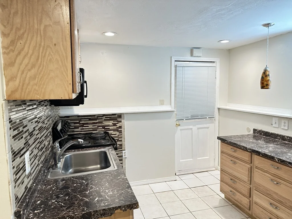 2 bed, 1 bath apartment for rent at 33 Curry Cir Unit 1-A, Swampscott — photo 15 of 20