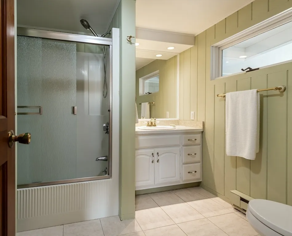 3 bed, 2 bath apartment for rent at 33 Eagle Hill Rd, Great Neck — photo 24 of 42