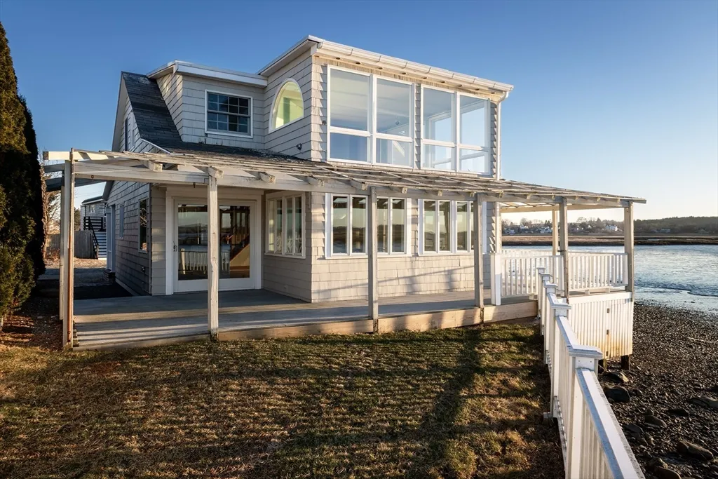 3 bed, 2 bath apartment for rent at 33 Eagle Hill Rd, Great Neck — photo 1 of 42