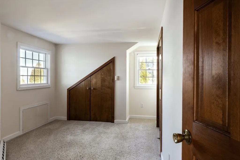 3 bed, 2 bath apartment for rent at 33 Eagle Hill Rd, Great Neck — photo 21 of 42
