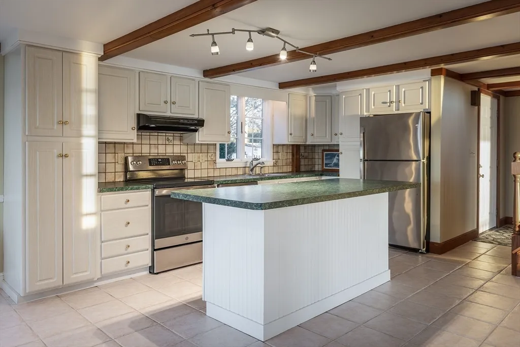 3 bed, 2 bath apartment for rent at 33 Eagle Hill Rd, Great Neck — photo 6 of 42