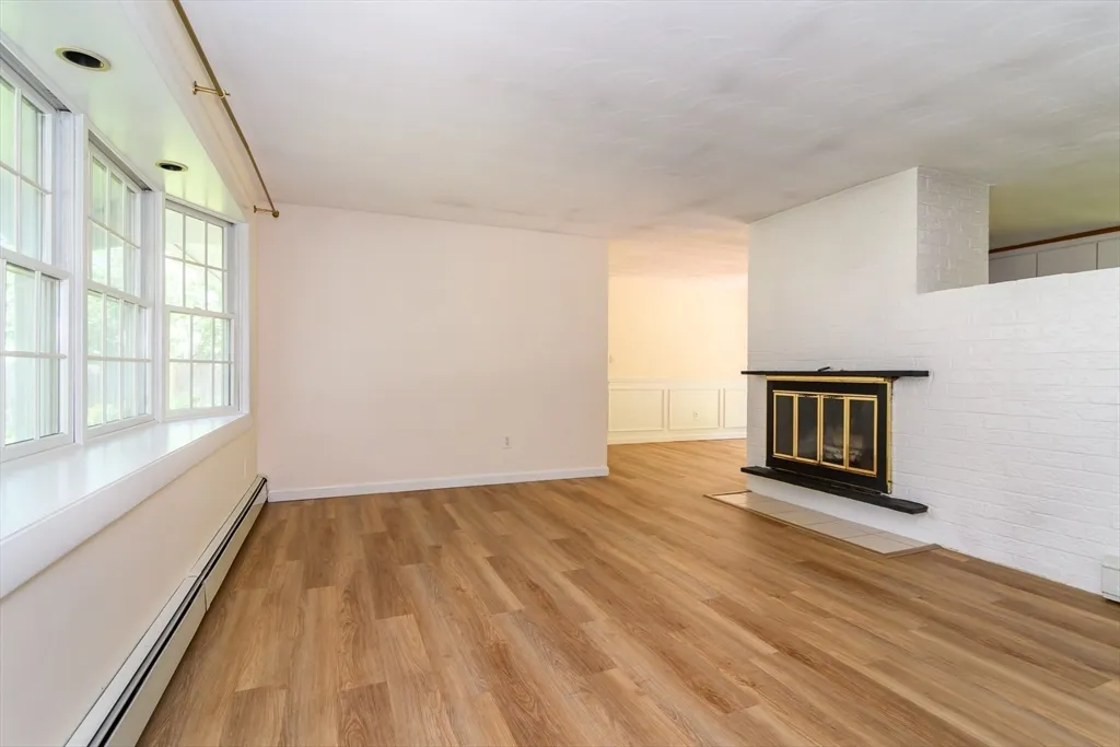 3 bed, 1 bath apartment for rent at 33 Eisenhower Rd, Saxonville — photo 3 of 20