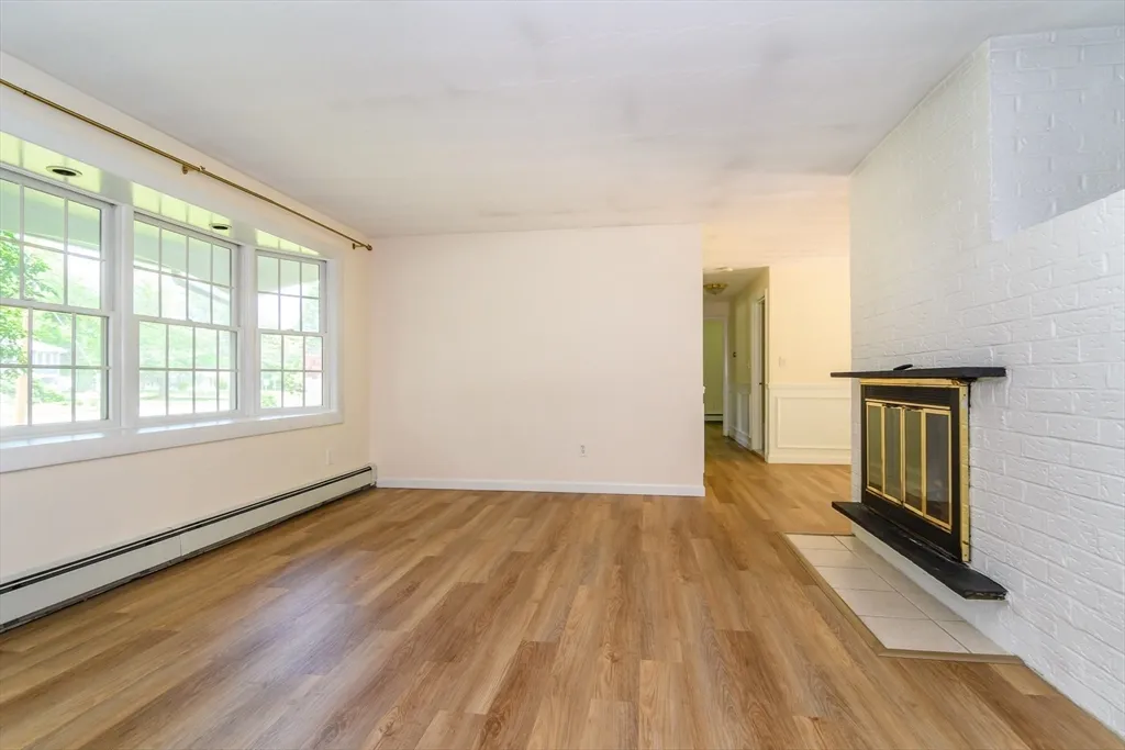 3 bed, 1 bath apartment for rent at 33 Eisenhower Rd, Saxonville — photo 4 of 20