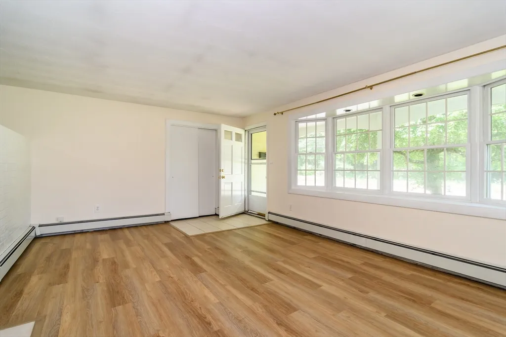 3 bed, 1 bath apartment for rent at 33 Eisenhower Rd, Saxonville — photo 6 of 20