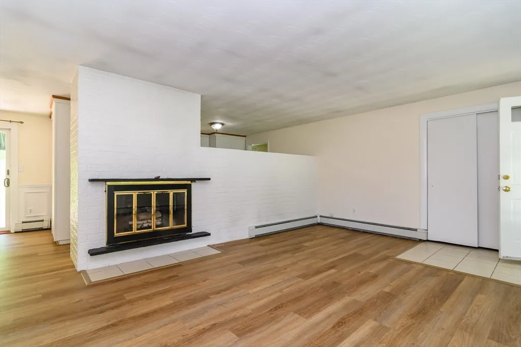 3 bed, 1 bath apartment for rent at 33 Eisenhower Rd, Saxonville — photo 5 of 20