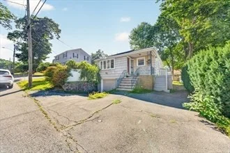 3 bed, 1 bath apartment for rent at 33 Fairchild Ave, Saugus — photo 3 of 31