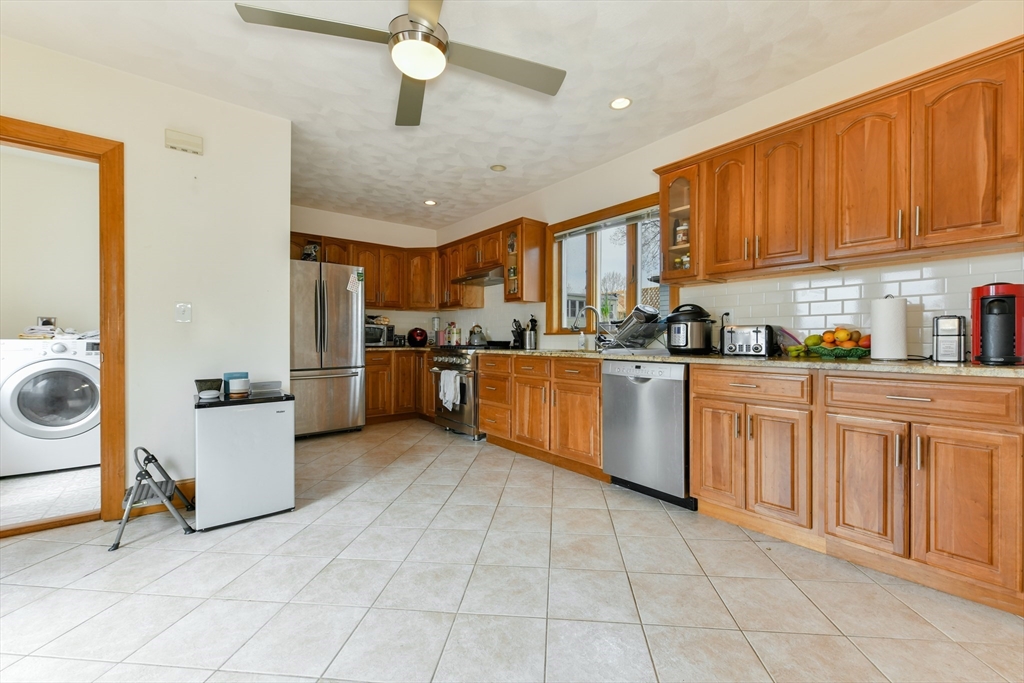 4 bed, 2 bath apartment for rent at 33 Farragut Aveune Unit 2, West Somerville — photo 5 of 18