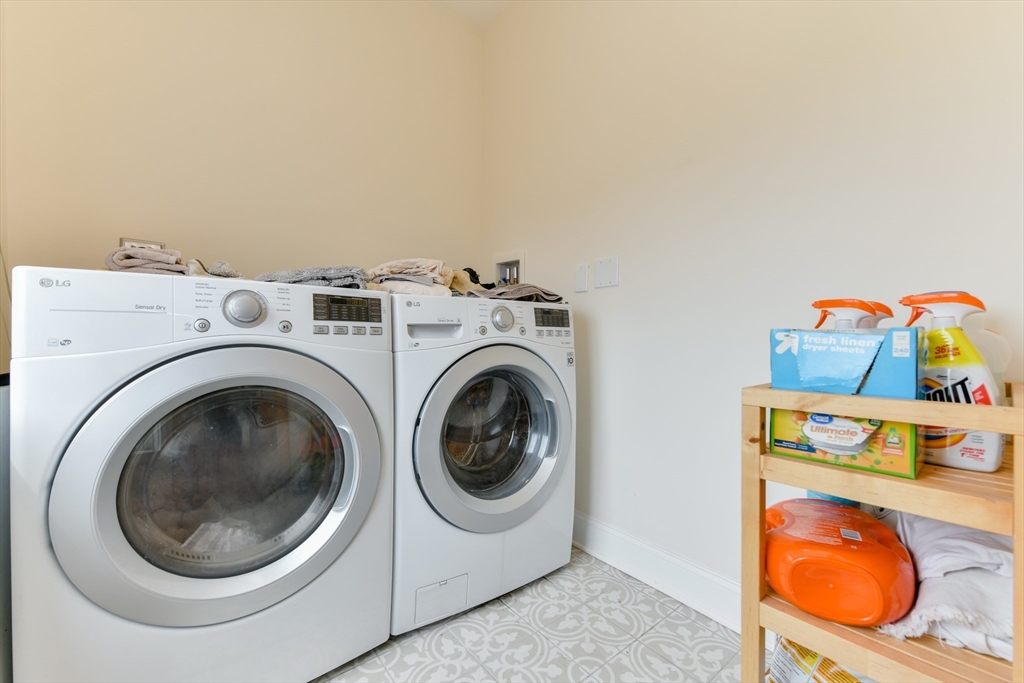 4 bed, 2 bath apartment for rent at 33 Farragut Aveune Unit 2, West Somerville — photo 6 of 18