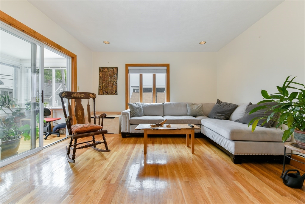 4 bed, 2 bath apartment for rent at 33 Farragut Aveune Unit 2, West Somerville — photo 2 of 18