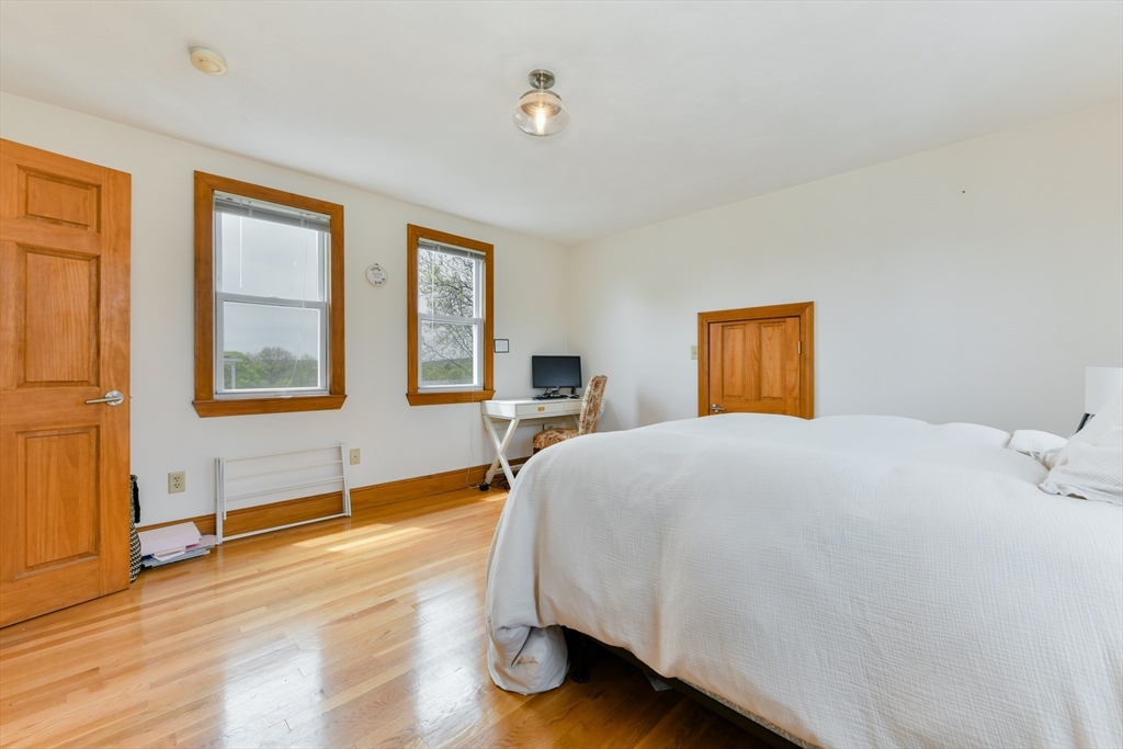 4 bed, 2 bath apartment for rent at 33 Farragut Aveune Unit 2, West Somerville — photo 14 of 18