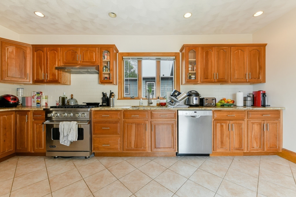 4 bed, 2 bath apartment for rent at 33 Farragut Aveune Unit 33 B, West Somerville — photo 2 of 18
