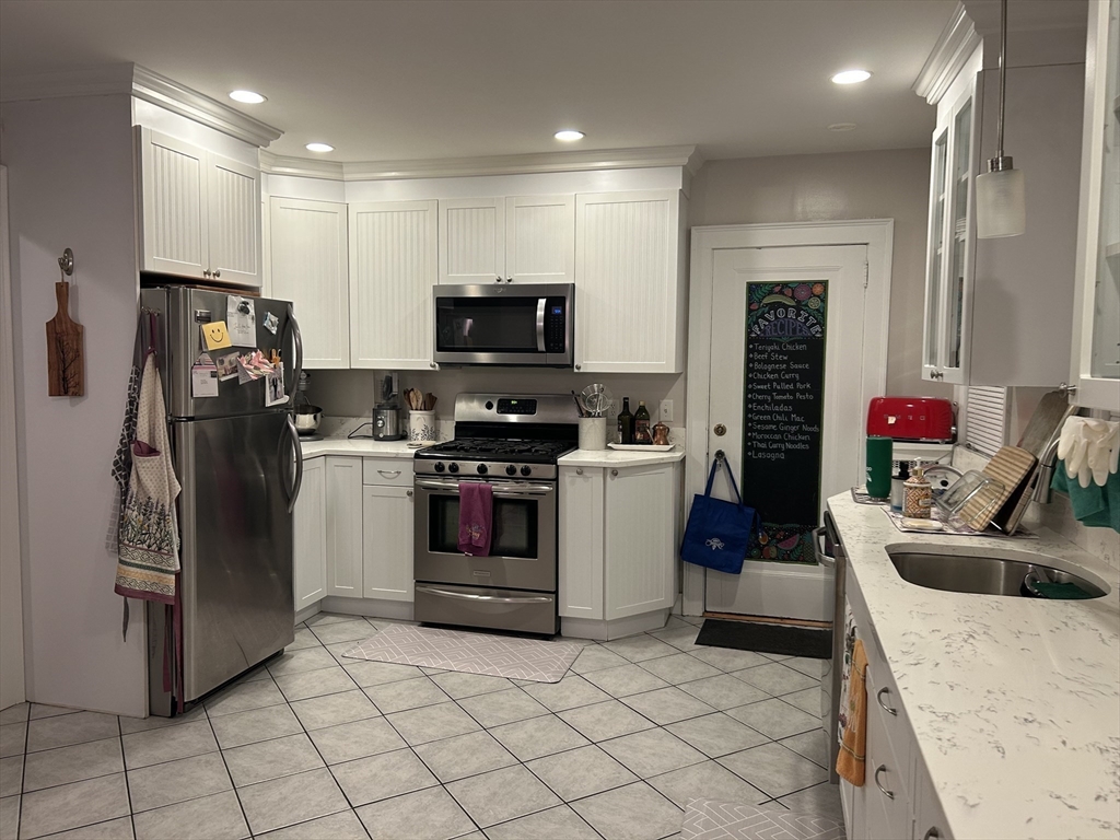 2 bed, 1 bath apartment for rent at 33 Gilbert Unit 1, Belmont — photo 5 of 16