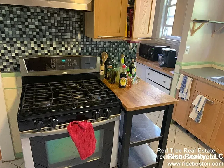 2 bed, 1 bath apartment for rent at 33 Greycliff Rd Unit 1, Brighton — photo 4 of 6