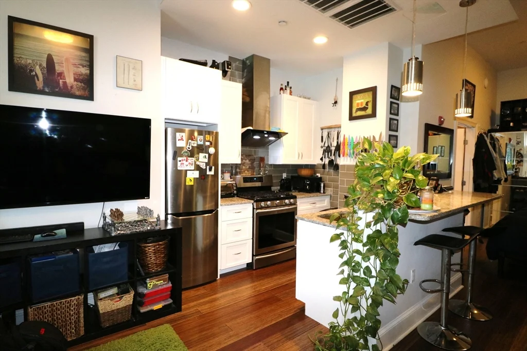 Studio bed, 1 bath apartment for rent at 33 H St Unit 101, South Boston
