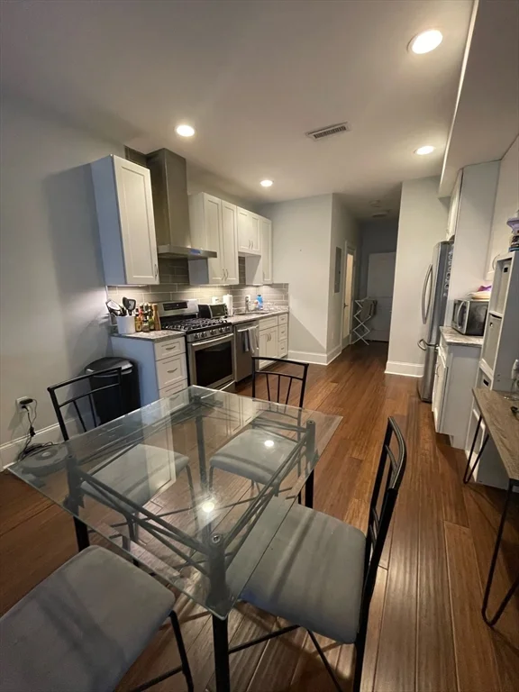 3 bed, 3 bath apartment for rent at 33 H St Unit 201, South Boston — photo 2 of 20